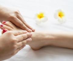 Unwind and reduce stress with a personalized session: Reflexology service!